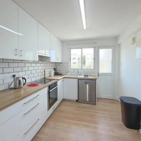 Apartment Modern 2br Retreat In Sleeps 4 *