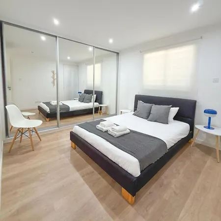 Modern 2br Retreat In Sleeps 4 Apartment
