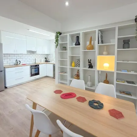 Apartment Modern 2br Retreat In Sleeps 4 *
