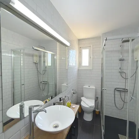 Modern 2br Retreat In Sleeps 4