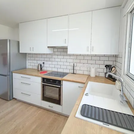 Apartament Modern 2br Retreat In Sleeps 4 Nicosia