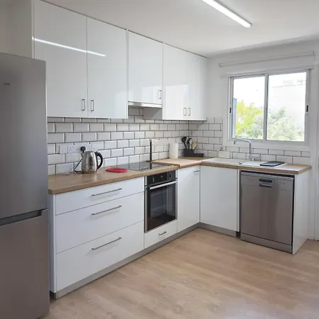 Modern 2br Retreat In Sleeps 4 Apartment Nikosia